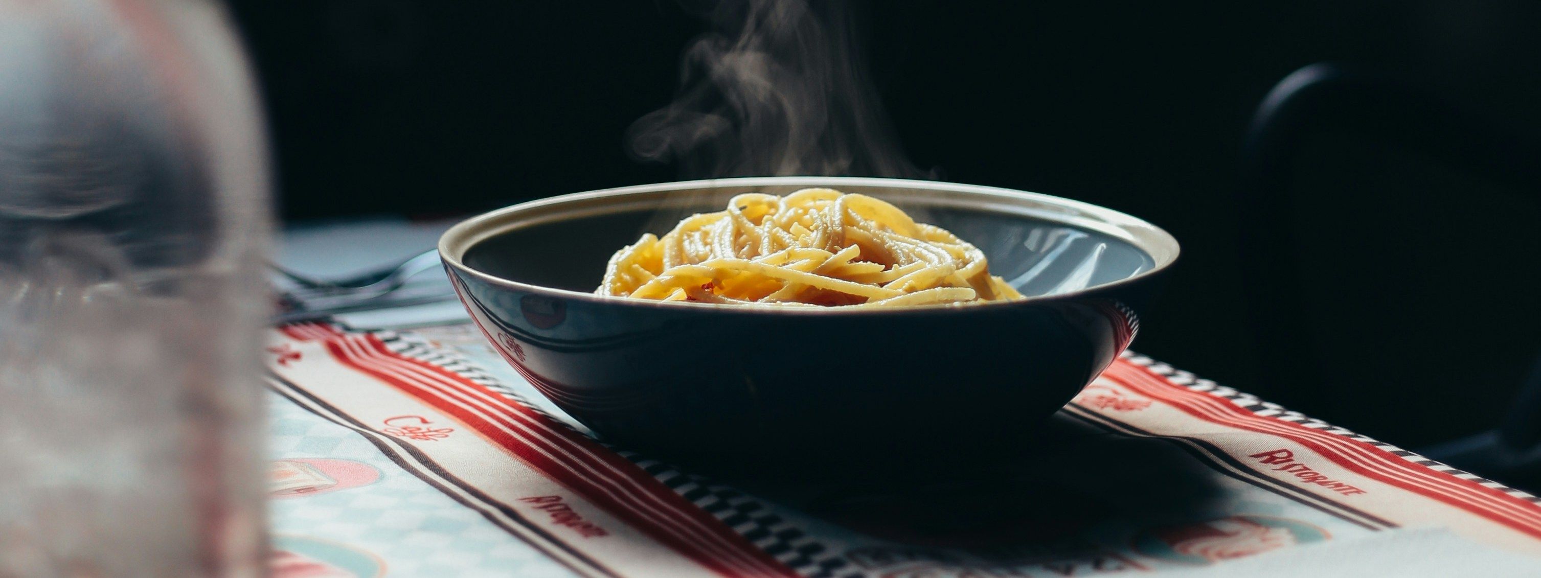 Spaghetti carbonara in a black plate
