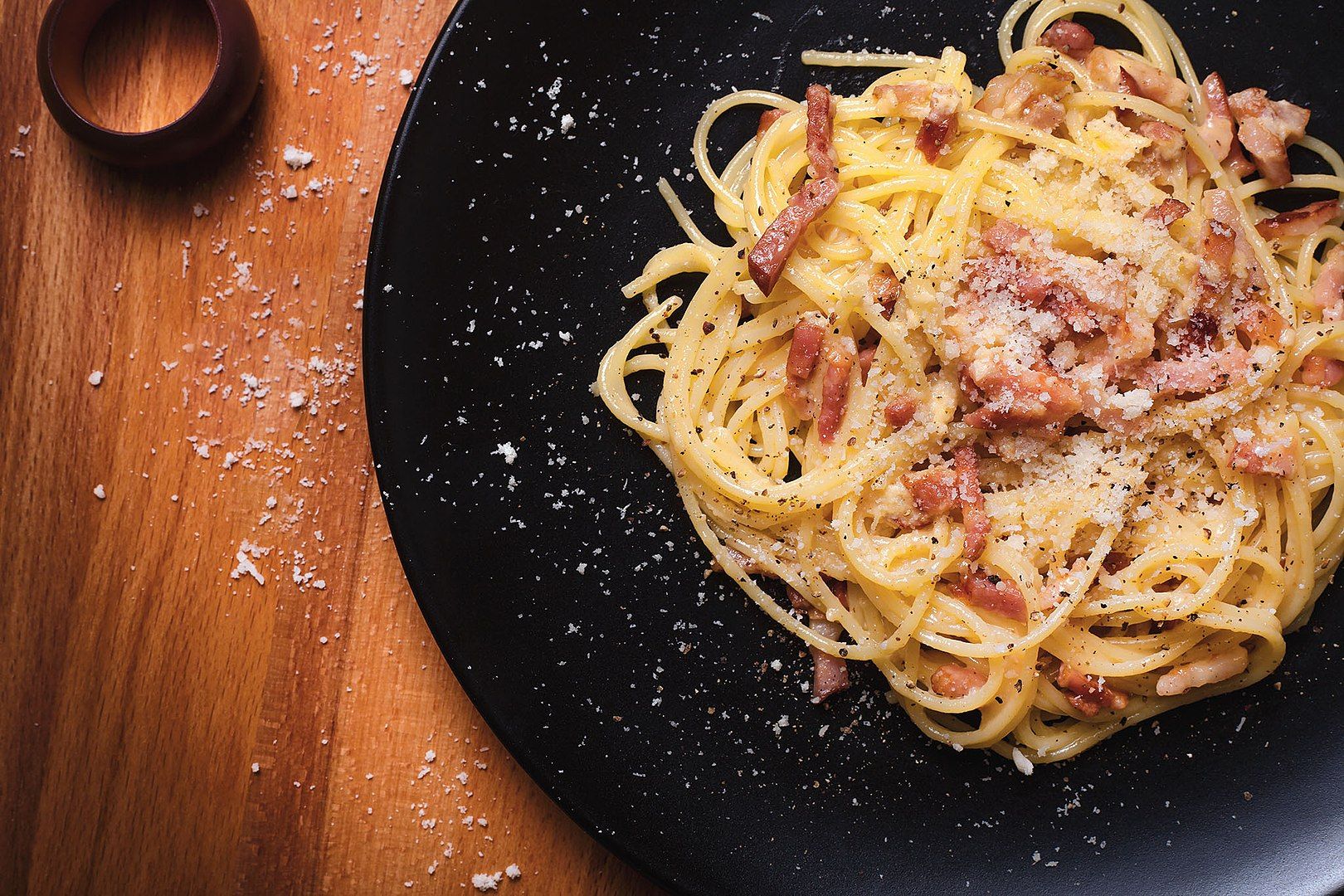 Spaghetti Carbonara on a black plate